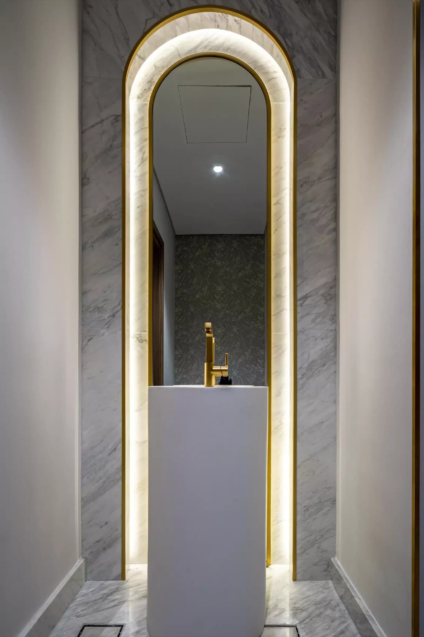 Elegant Bathroom Design with Custom Vanities in Dubai