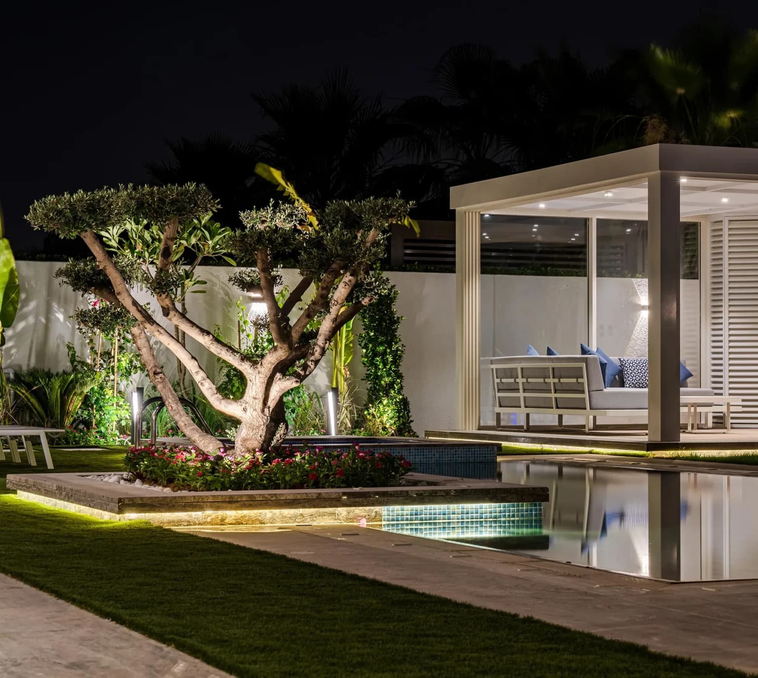 Luxury Landscape Design with Outdoor Lighting Solutions in Dubai